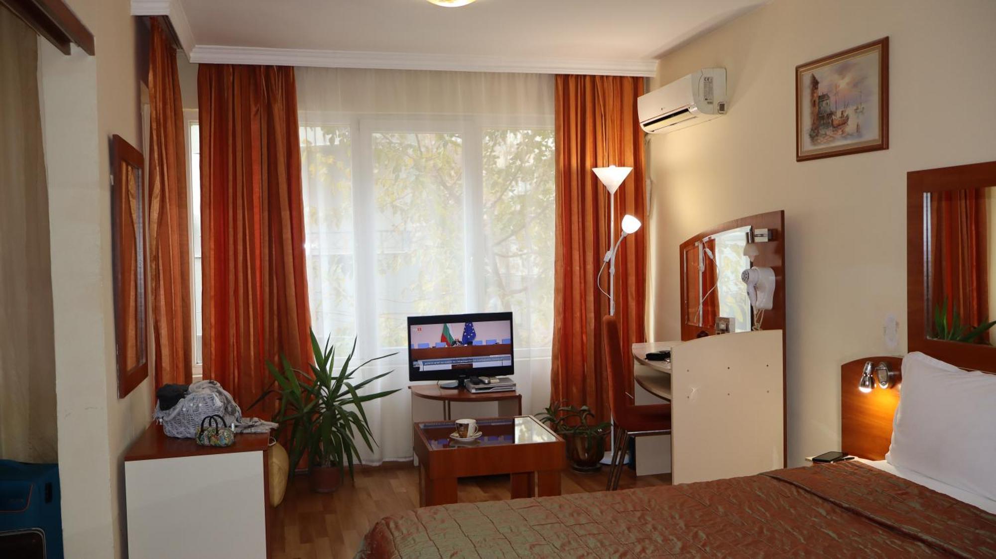Hotel Palitra Varna Buitenkant foto