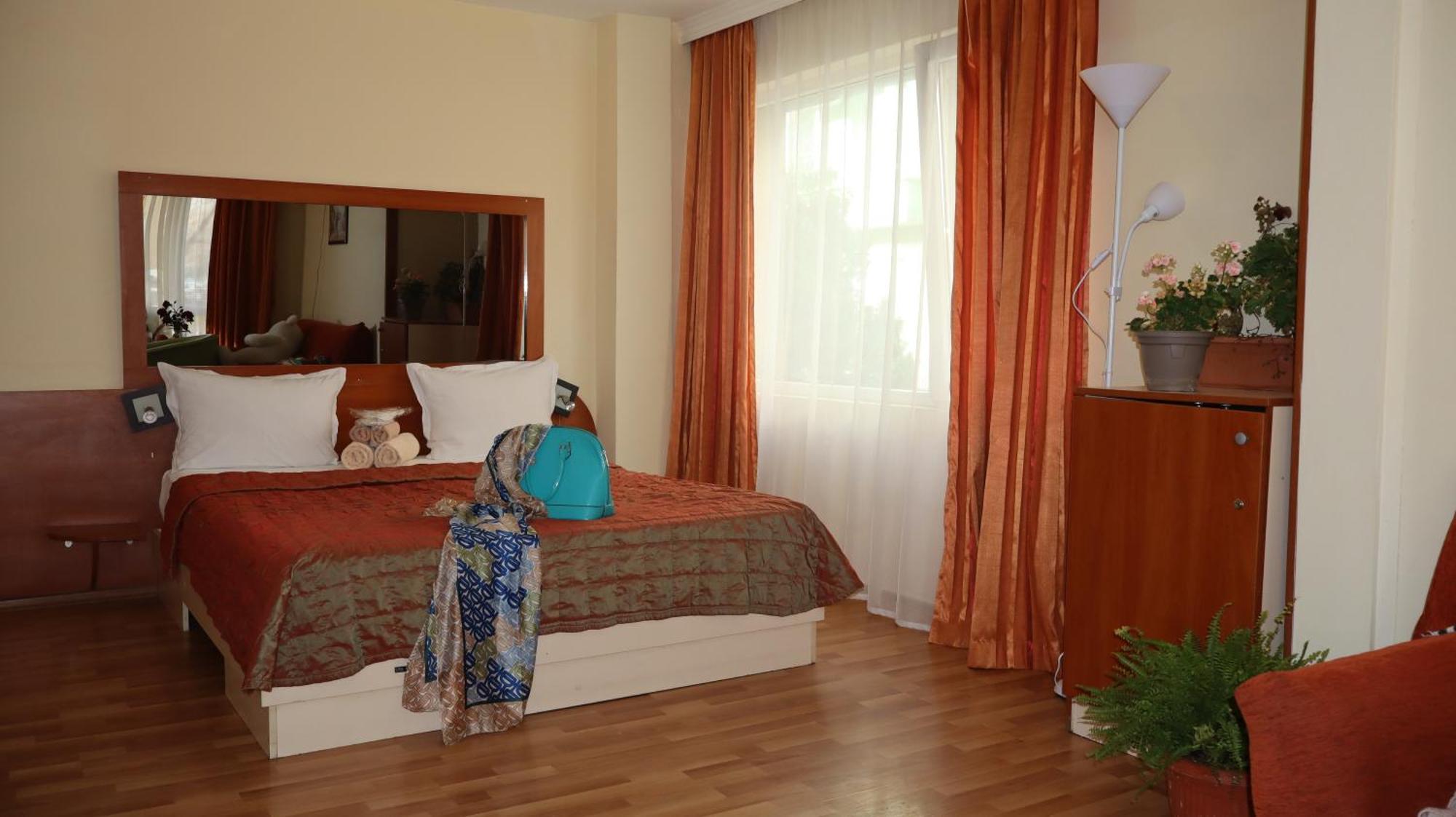 Hotel Palitra Varna Buitenkant foto