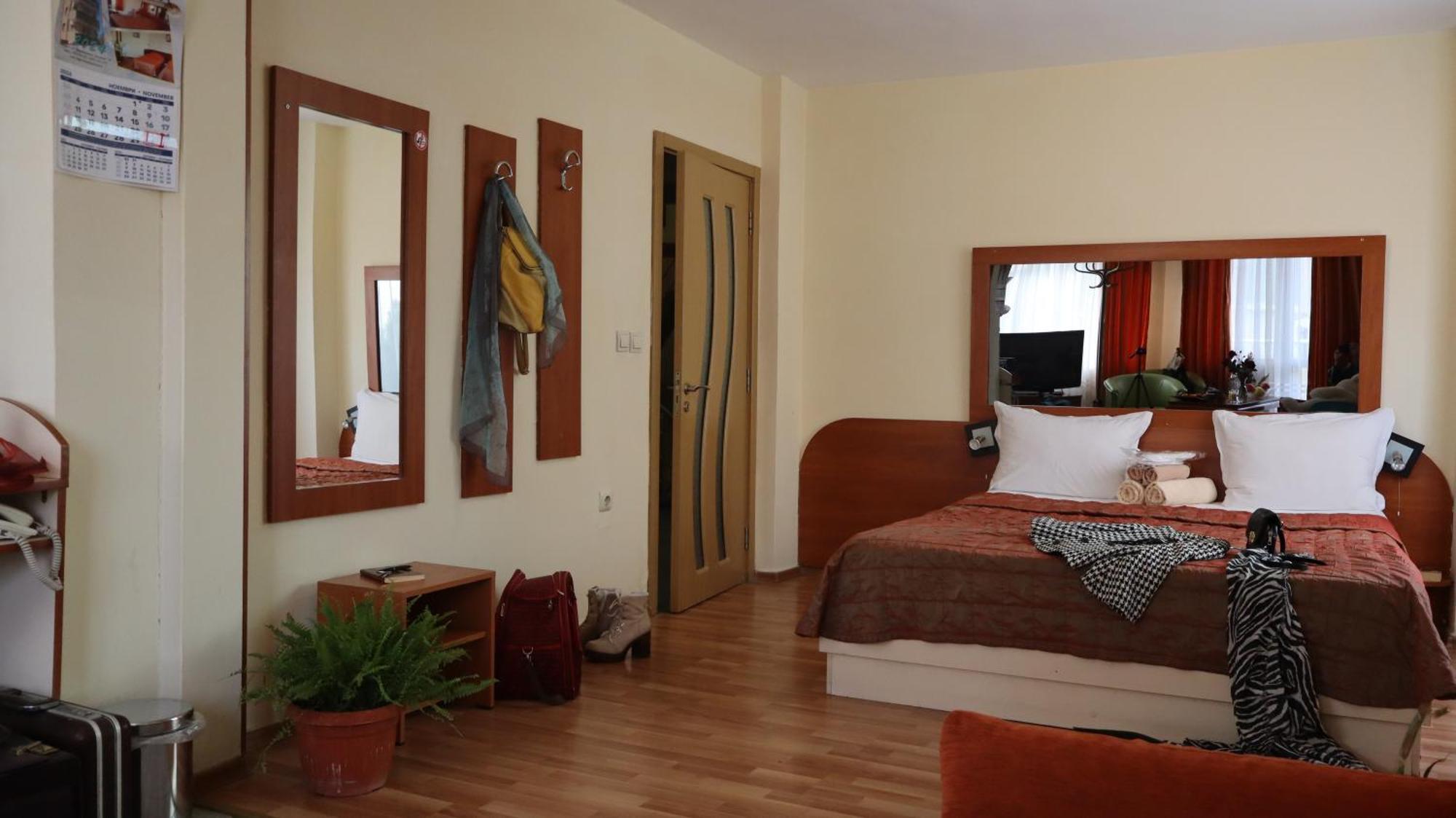 Hotel Palitra Varna Buitenkant foto